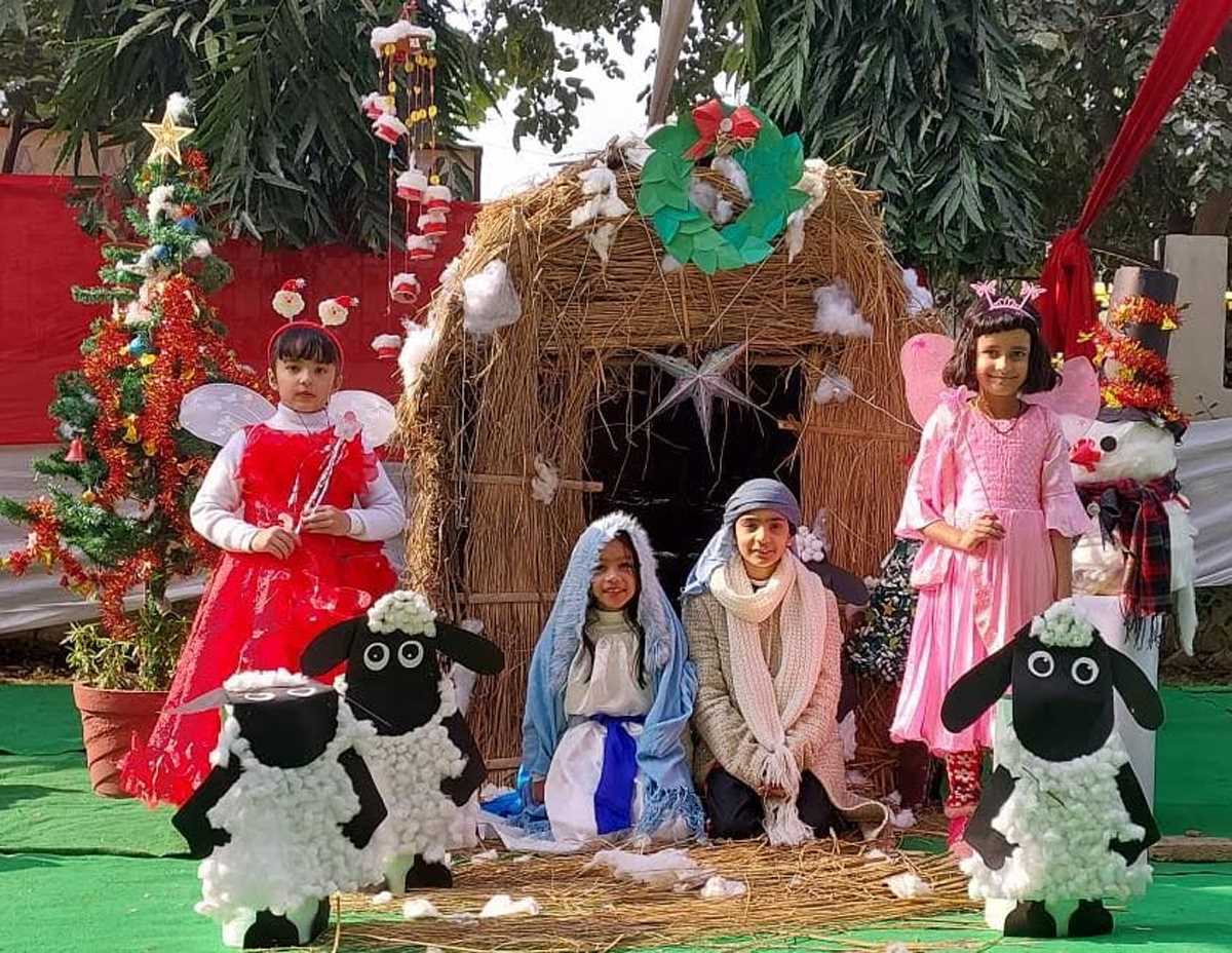 जे एस एकेडमी में क्रिसमस कार्निवाल पर बच्चों ने दी मनमोहक प्रस्तुति